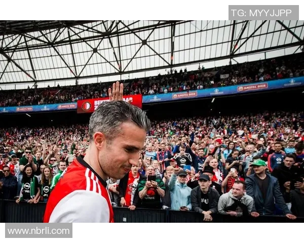 荷兰足球传奇范佩西的辉煌职业生涯与个人成就回顾